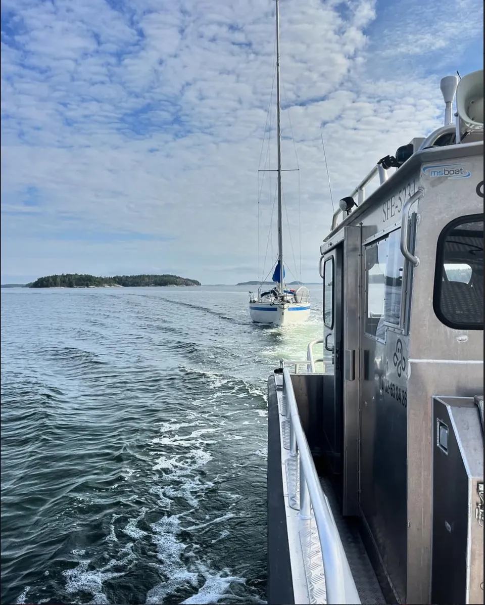 Arbetsbåten BOB bogserar segelbåt