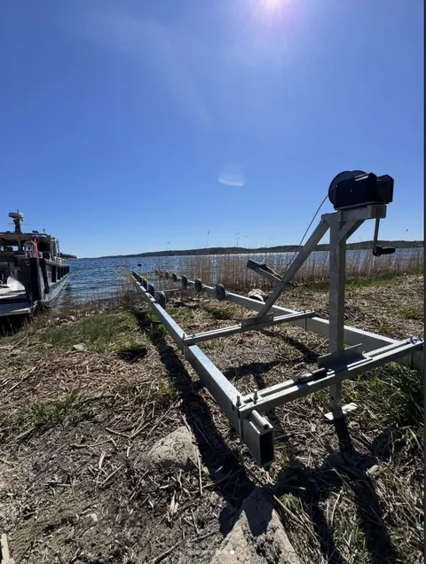 Båtslip monterad vid strandkant
