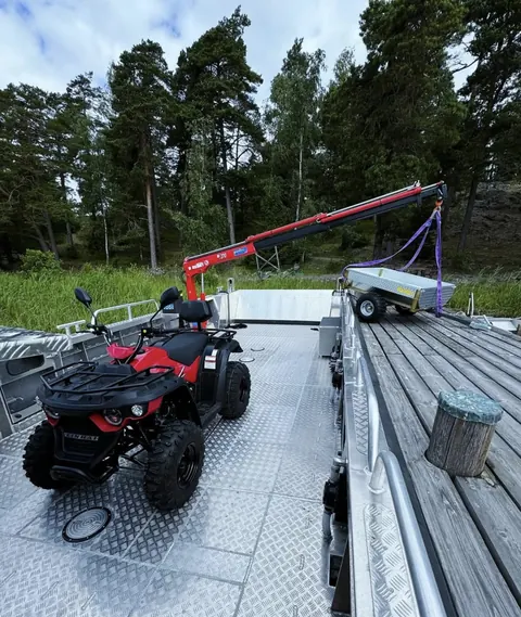 Fyrhjuling och kranlyft ombord vid bohagsflytt