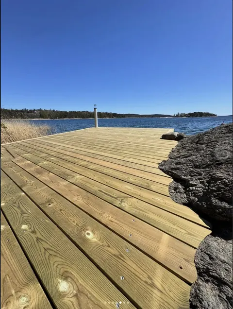 Brygga vid klippa i skärgården