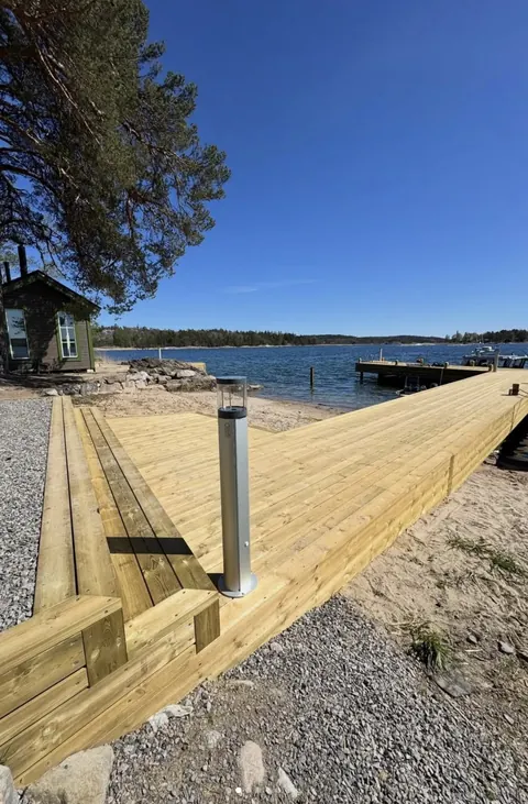 Nybyggd brygga vid stuga i skärgården