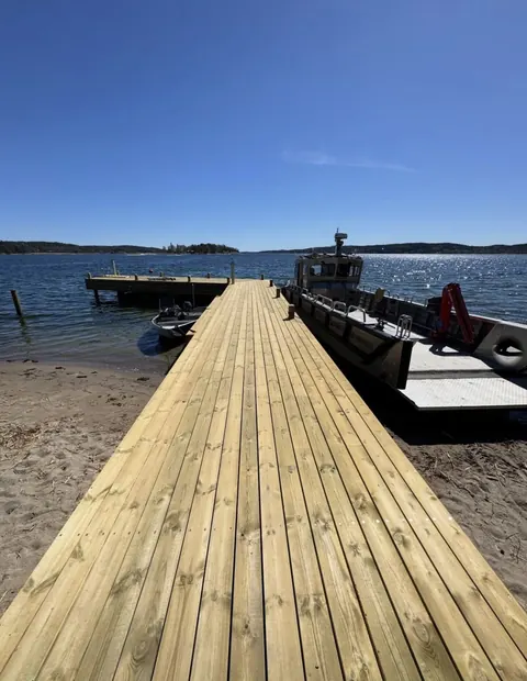 Brygga fram till arbetsbåten BOB vid strandkant