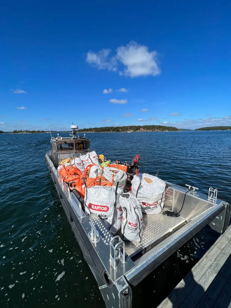 Byggavfall lastat på arbetsbåt