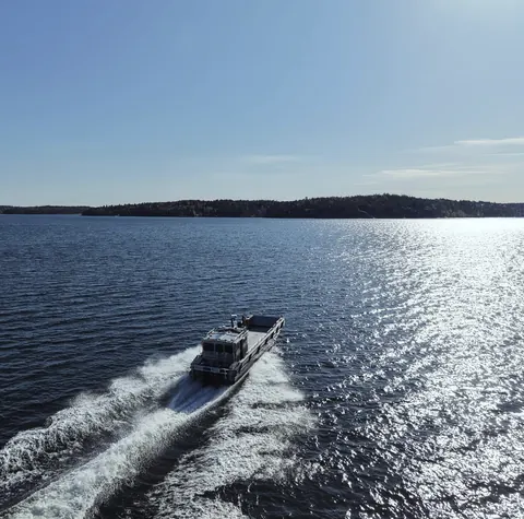 Flygbild över arbetsbåten BOB på väg genom skärgården