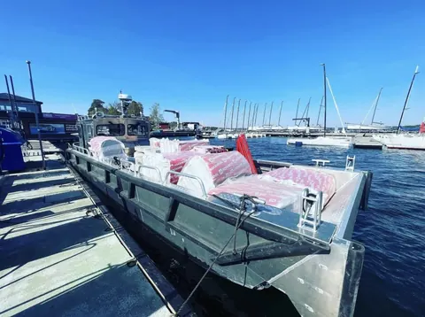 Byggmaterial inplastat och surrat ombord vid brygga i skärgården