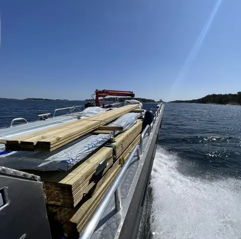 Besättningen förbereder utrustning ombord på arbetsbåten BOB