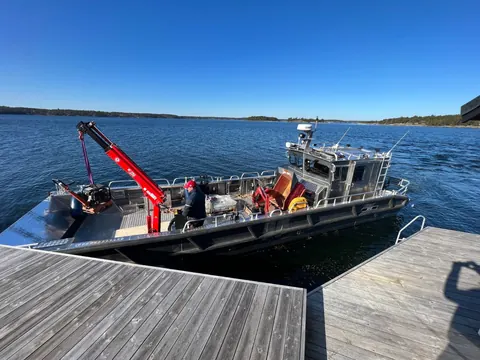 Arbetsbåten BOB lastad vid brygga